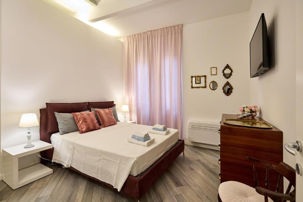 A bed or beds in a room at LA TORRE LUNGA -Smart Working- 150 m dalle-from Due Torri-Two Towers