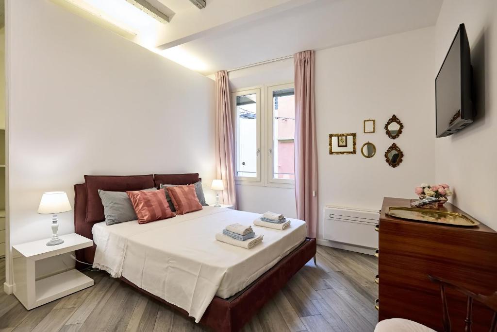 A bed or beds in a room at LA TORRE LUNGA -Smart Working- 150 m dalle-from Due Torri-Two Towers