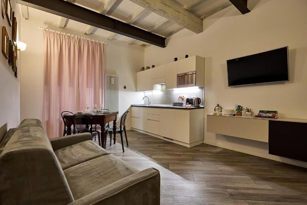 A kitchen or kitchenette at LA TORRE LUNGA -Smart Working- 150 m dalle-from Due Torri-Two Towers