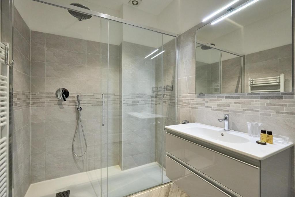 A bathroom at LA TORRE LUNGA -Smart Working- 150 m dalle-from Due Torri-Two Towers
