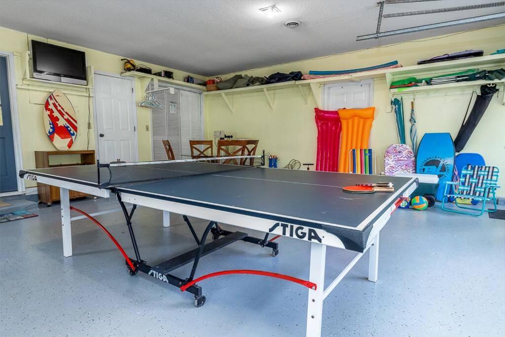 una mesa de ping pong en una sala con mesa de ping pong en Cosgrove's Cove, en Pine Knoll Shores