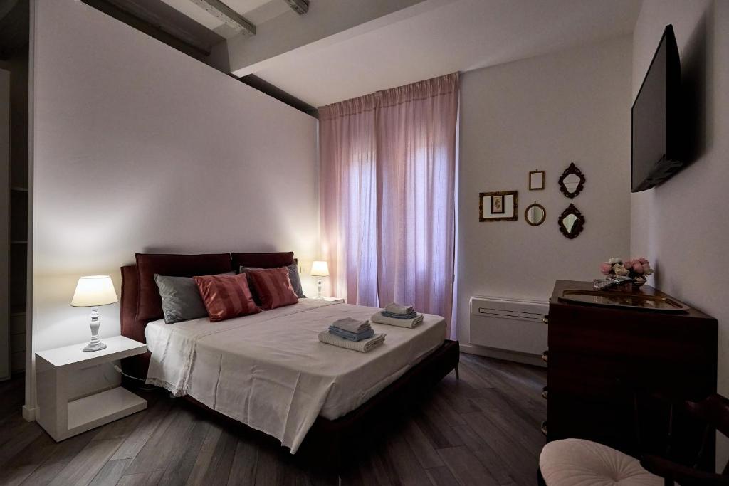 A bed or beds in a room at LA TORRE LUNGA -Smart Working- 150 m dalle-from Due Torri-Two Towers