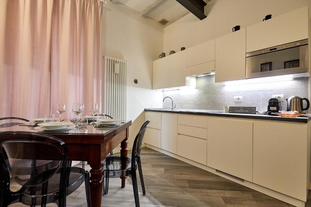 A kitchen or kitchenette at LA TORRE LUNGA -Smart Working- 150 m dalle-from Due Torri-Two Towers