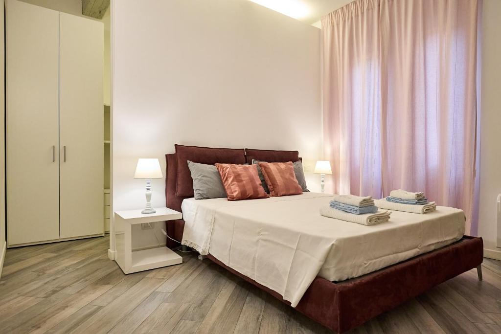 A bed or beds in a room at LA TORRE LUNGA -Smart Working- 150 m dalle-from Due Torri-Two Towers