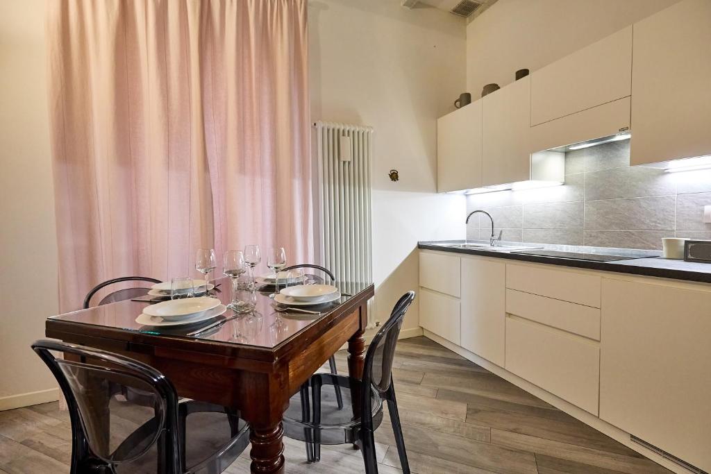 A kitchen or kitchenette at LA TORRE LUNGA -Smart Working- 150 m dalle-from Due Torri-Two Towers