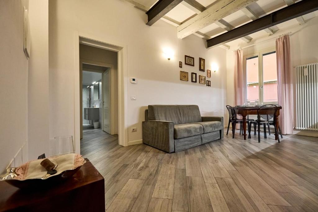 A seating area at LA TORRE LUNGA -Smart Working- 150 m dalle-from Due Torri-Two Towers