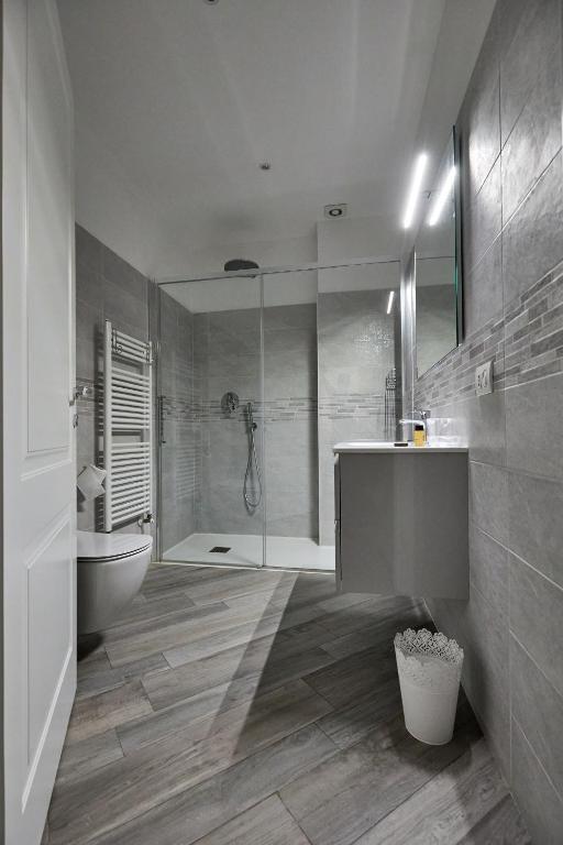 A bathroom at LA TORRE LUNGA -Smart Working- 150 m dalle-from Due Torri-Two Towers