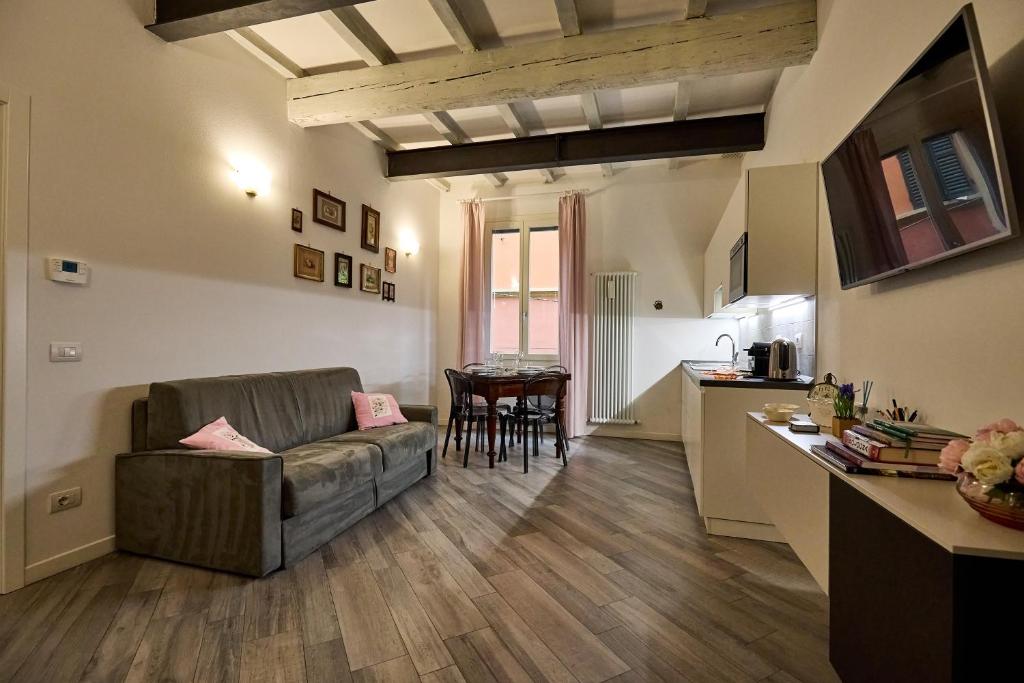 A seating area at LA TORRE LUNGA -Smart Working- 150 m dalle-from Due Torri-Two Towers