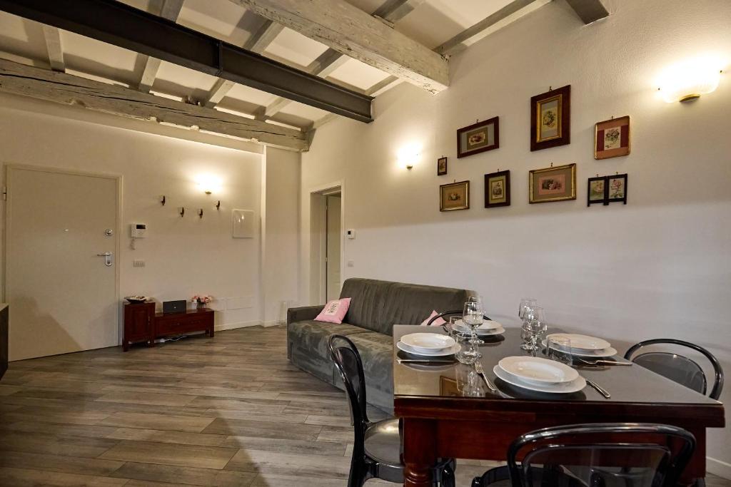 A seating area at LA TORRE LUNGA -Smart Working- 150 m dalle-from Due Torri-Two Towers