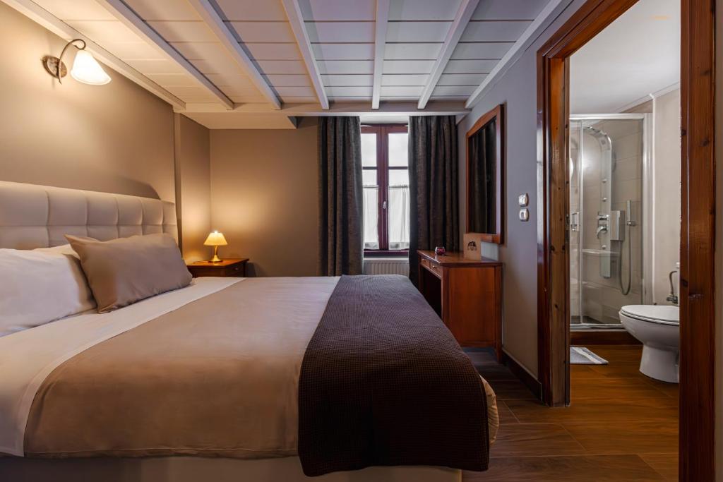 Postel nebo postele na pokoji v ubytování Ef Zin Hotel Arachova
