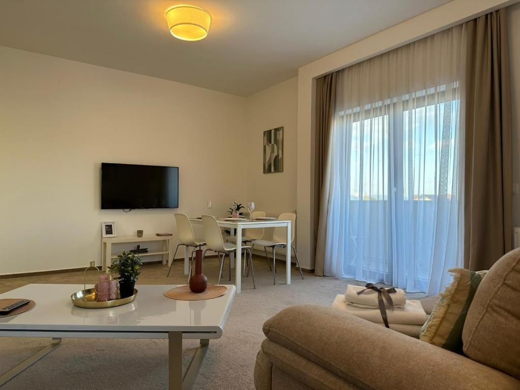 uma sala de estar com um sofá e uma mesa em Luxury Glam Apartments & Studios near Coresi Mall em Brasov
