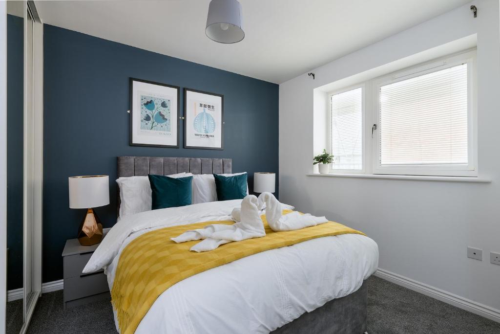 1 dormitorio con 1 cama grande y paredes azules en Central 1-Bed perfect for you By Valore Property Services en Milton Keynes