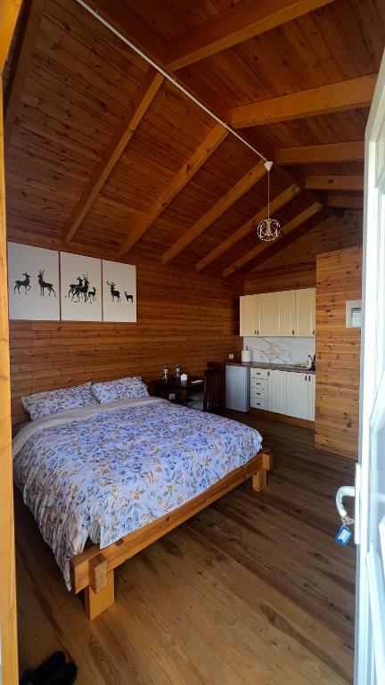 Postel nebo postele na pokoji v ubytování Jupis Chalet-City View Getaway