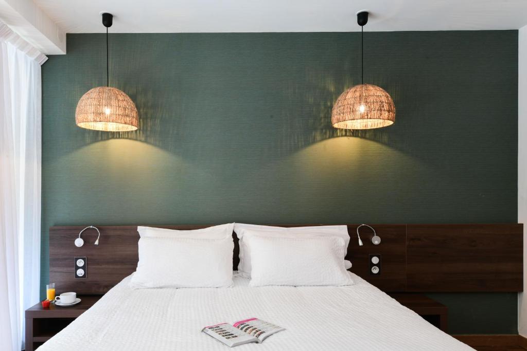 Hotel Logis Lacotel - 阳台的双人间
