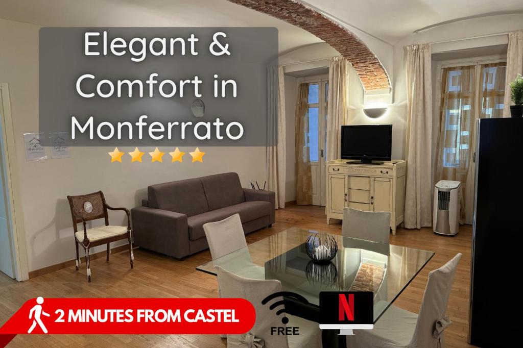 un soggiorno con tavolo e divano di CENTRO STORICO Eleganza e Lusso nel Monferrato a Casale Monferrato
