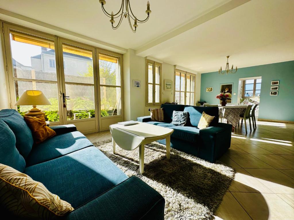 昂布瓦兹的住宿－Bel appartement proche château，客厅配有蓝色的沙发和桌子
