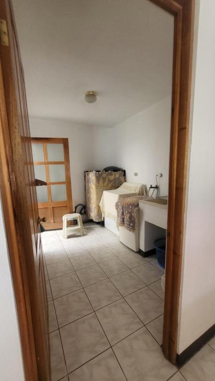 Postel nebo postele na pokoji v ubytování Don Carlos Place LOWER UNIT