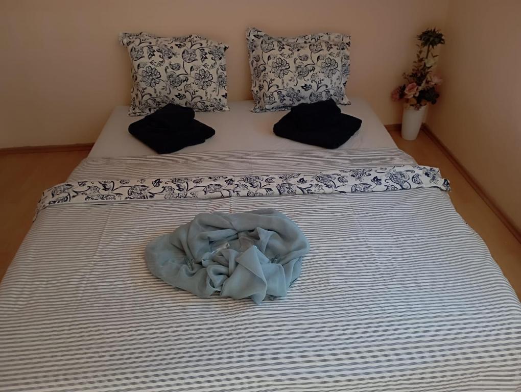 Postel nebo postele na pokoji v ubytování Penzion Jáchymov Pod Lanovkou