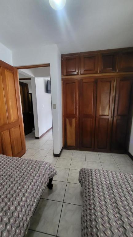 Postel nebo postele na pokoji v ubytování Don Carlos Place LOWER UNIT