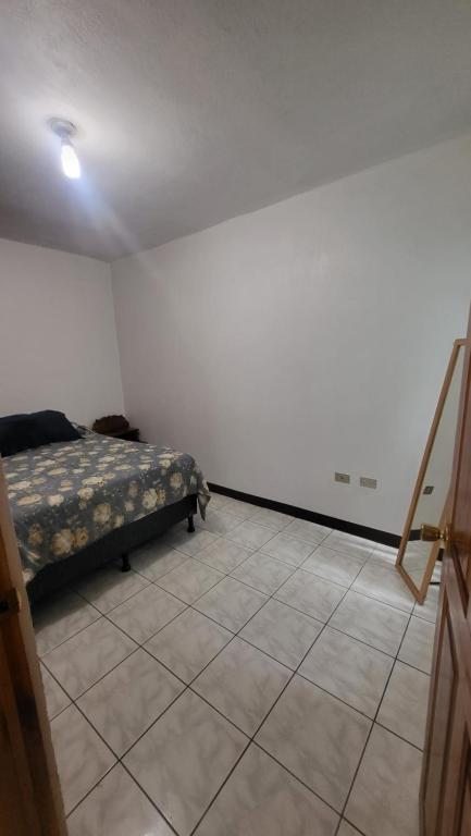 Postel nebo postele na pokoji v ubytování Don Carlos Place LOWER UNIT