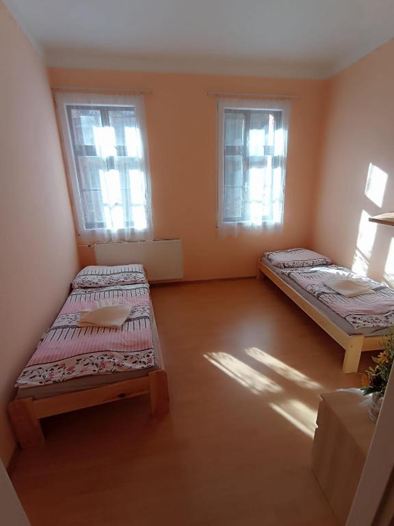 Postel nebo postele na pokoji v ubytování Penzion Jáchymov Pod Lanovkou
