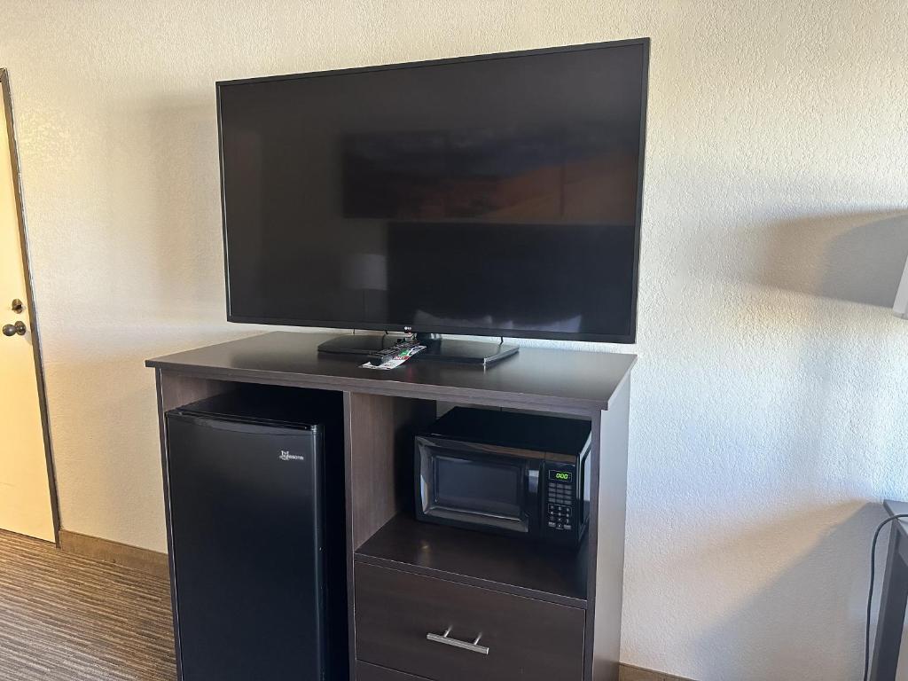 Clarion Pointe Winslow I-40 - Room King Con Vista A La Piscina: No Fumar