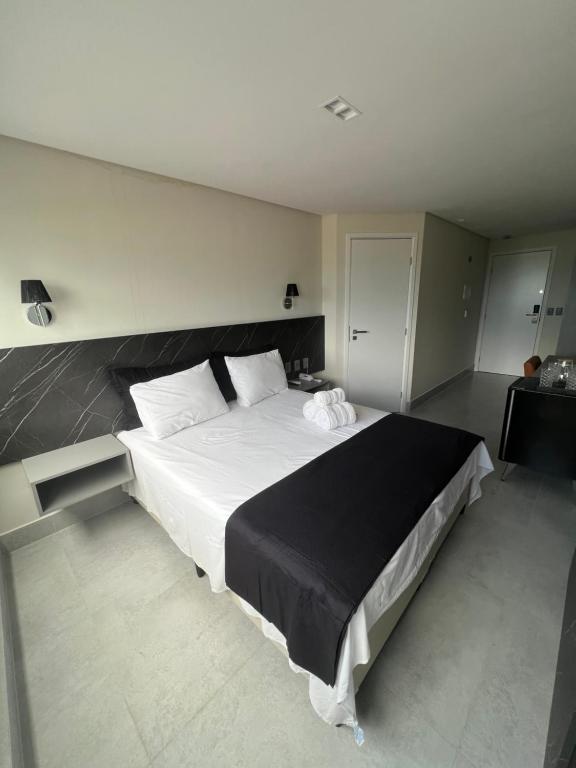 Cama ou camas em um quarto em Flat ARPOAR Suítes Manaíra com vista para o mar