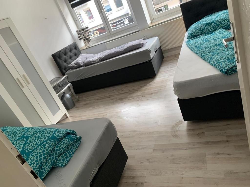 uma sala de estar com duas camas e um sofá em Unterkunft Ferienwohnung Mara Oberhausen em Oberhausen