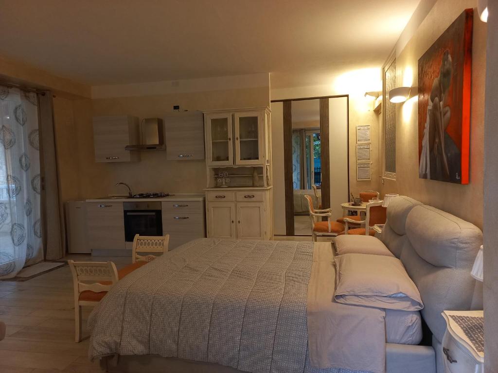 a bedroom with a bed and a living room and a kitchen at Dimora La Risorgiva in Ca' di David