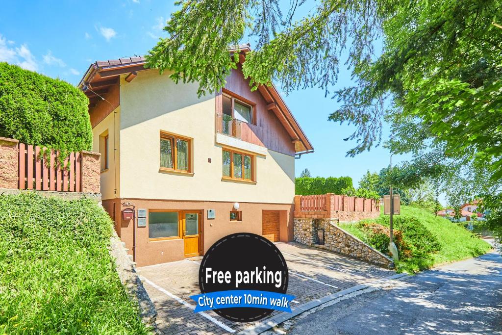 una casa con un cartello di parcheggio gratuito di fronte ad essa di Villa Gap apartments a Cesky Krumlov