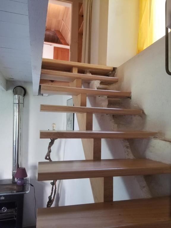 Palanda nebo palandy na pokoji v ubytování Maisonnette dans un écrin de pierre et de verdure