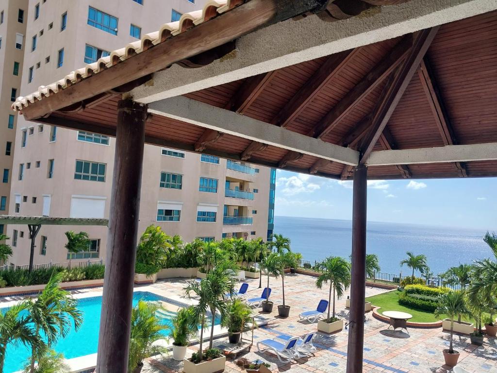 Blick auf den Pool in einem Resort in der Unterkunft Habitacion privada en apartamento compartido in Santo Domingo