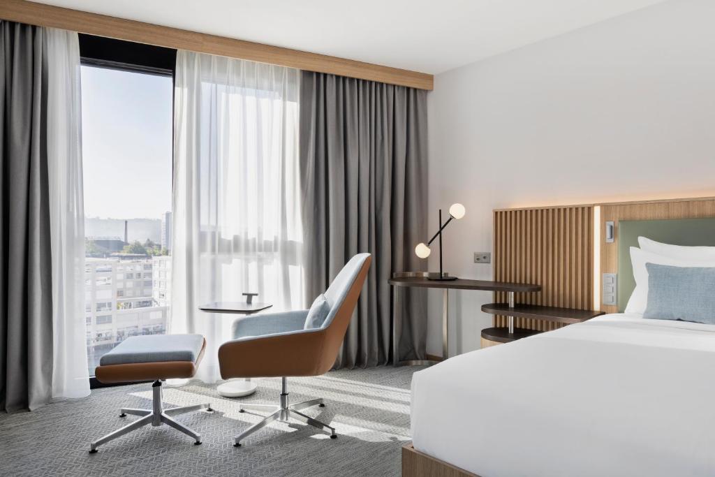 Postel nebo postele na pokoji v ubytování Courtyard by Marriott Biel Bienne