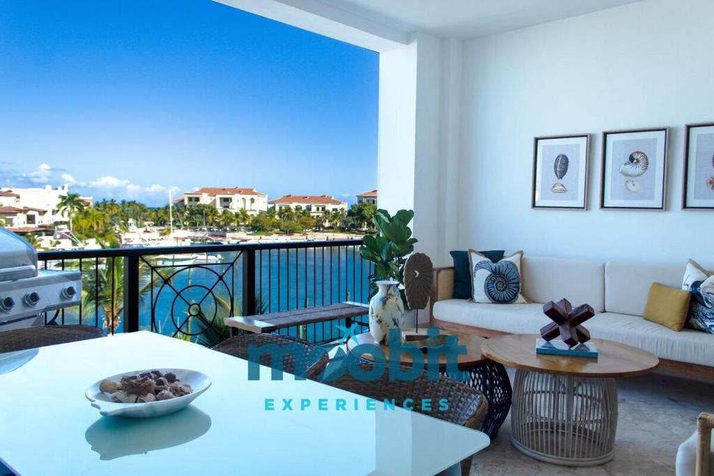 sala de estar con balcón con sofá y mesa en Condominio de lujo en Cap Cana Marina!, en Punta Cana