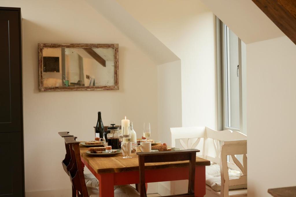 謝普頓馬利特的住宿－The Old Winery Cottage No2，一张桌子,墙上挂着食物和镜子