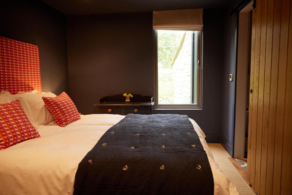 Un pat sau paturi într-o cameră la The Old Winery Cottage No2