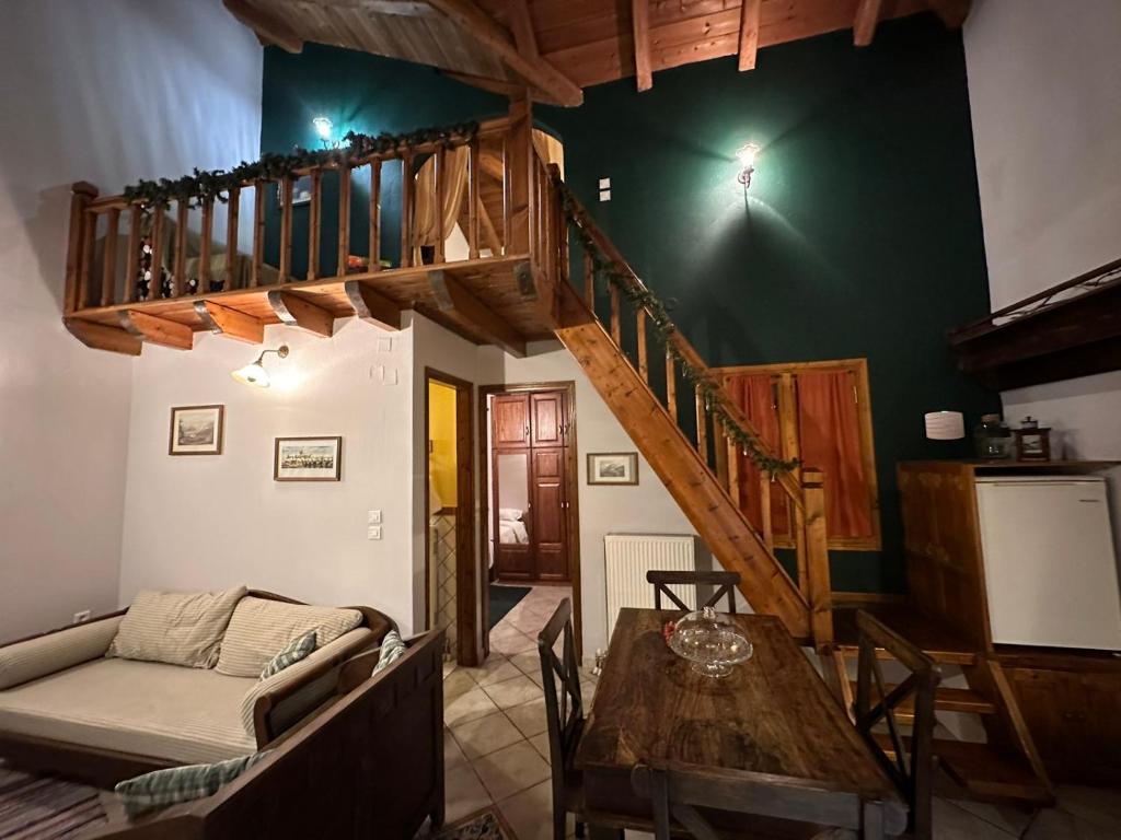 sala de estar con escalera, mesa y sofá en Diminio 2 Whole House - Chalet, en Arachova