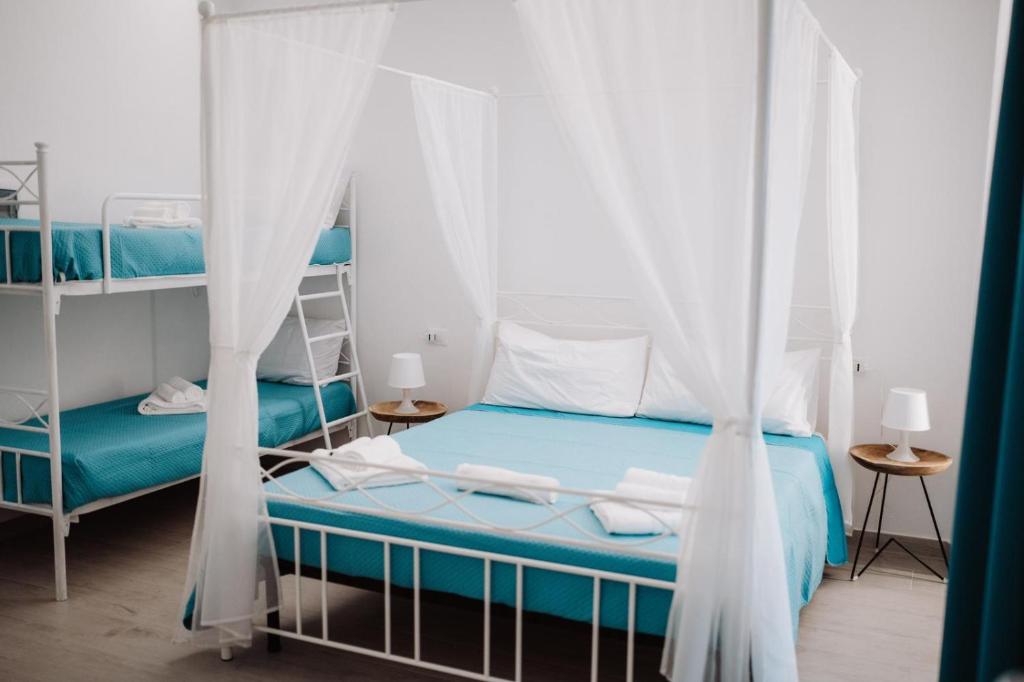 una camera con letto blu a baldacchino di Brezza a Lesina