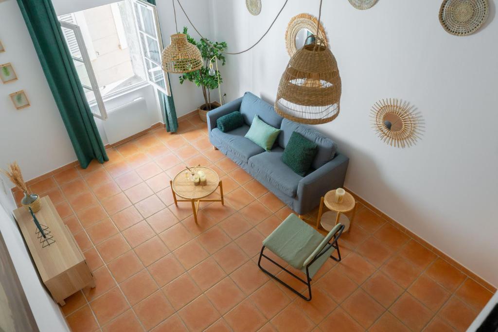 - un salon avec un canapé bleu dans l'établissement Appart Spacieux au Coeur du Panier, à Marseille