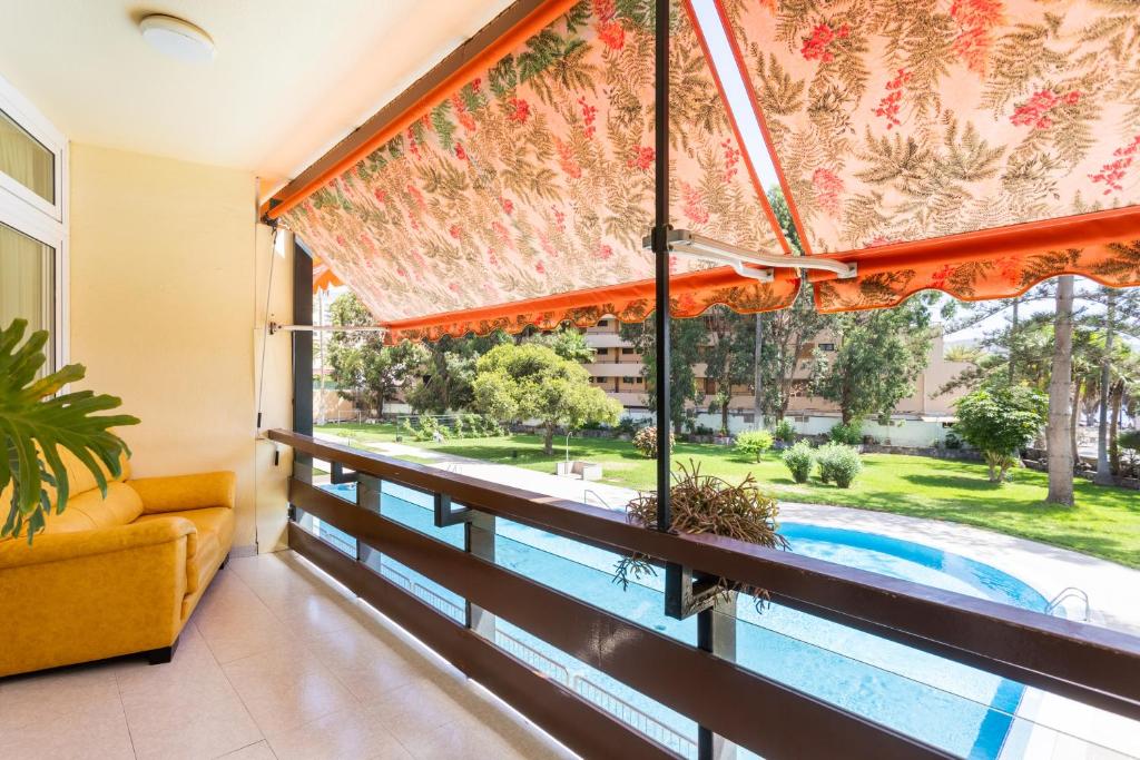 Bazén v ubytování Seafront apartment just 200m from Las Vistas Beach nebo v jeho okolí