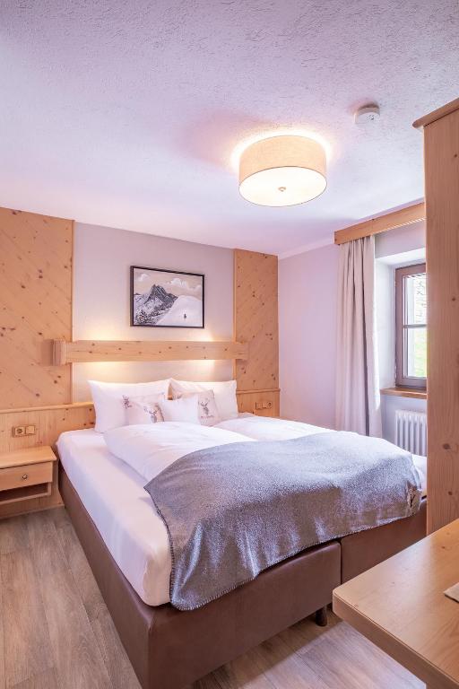 Postel nebo postele na pokoji v ubytování Patteriol Apart-Hotel-Garni