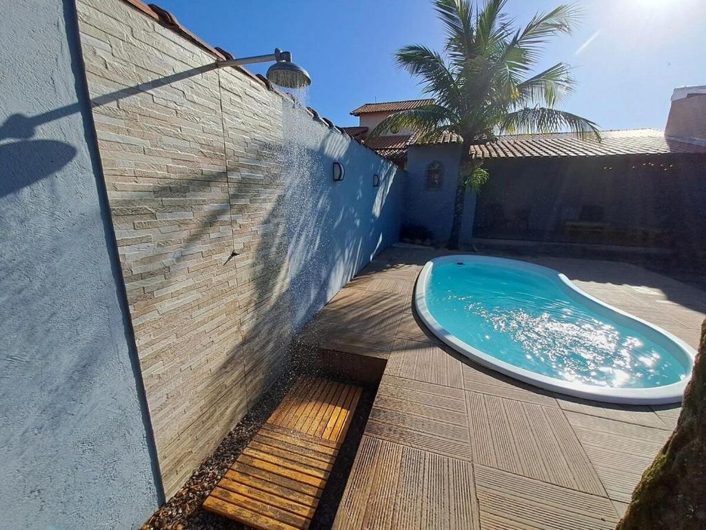 una piscina al lado de un edificio en RiqueHouse: Piscina, churrasqueira a 500m da praia, en Itaipuaçu