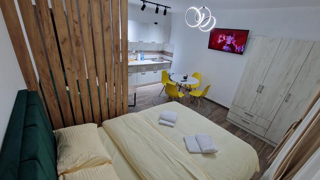 Zimmer mit einem Bett und einem Tisch mit Handtüchern in der Unterkunft Golijski Biseri in Novi Pazar
