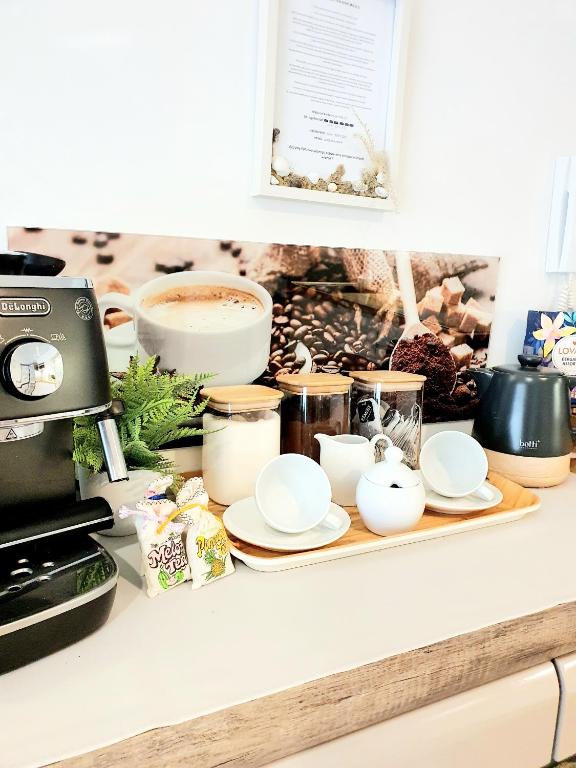 Príslušenstvo na prípravu kávy alebo čaju v ubytovaní Apartament & Spa 5 Mórz