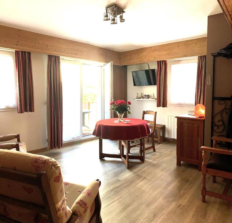 布里德萊班的住宿－ANTONIA2，客厅配有一张桌子和红色桌布
