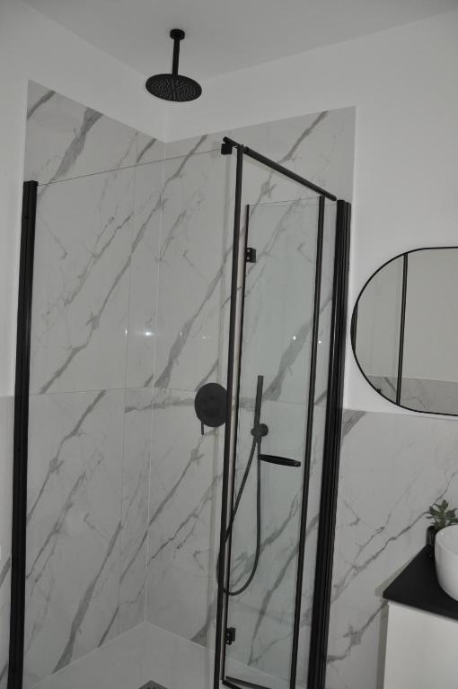 una doccia con una porta in vetro in un bagno di Apartment Solis a Portoroz