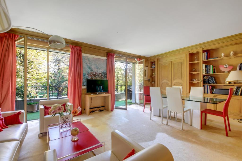 Photo de la galerie de l'établissement Exclusive 106 m2 with terrace avenue Raphaël, à Paris