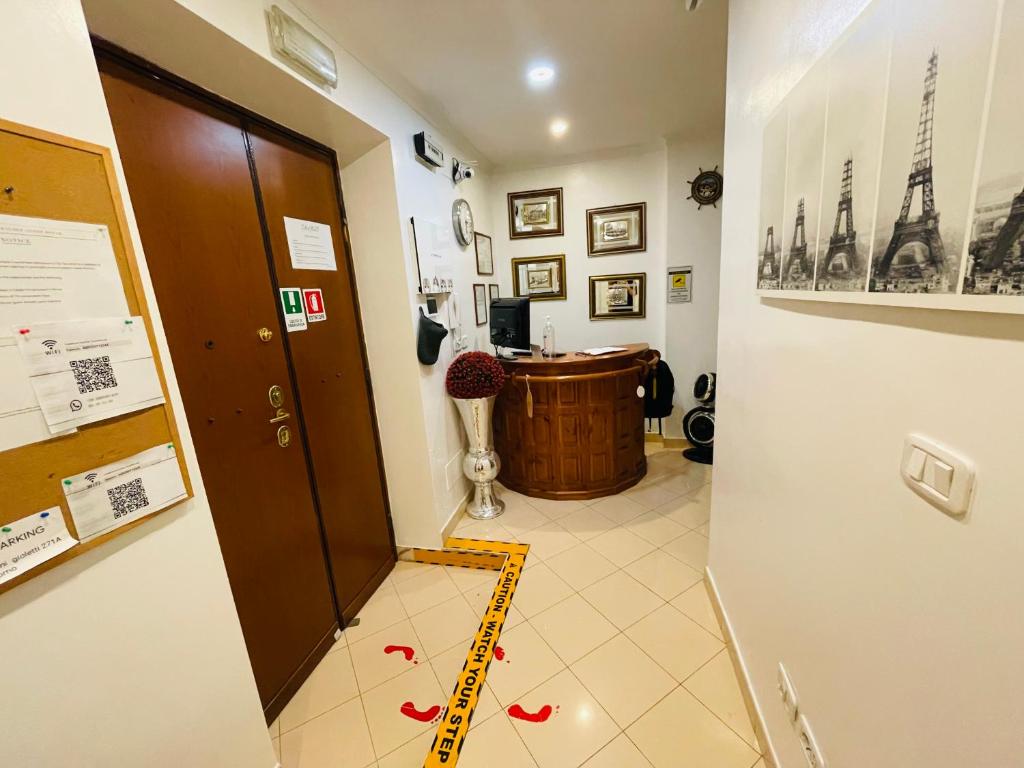 ein Zimmer mit einem Flur mit einer Tür und einem Boden mit Herzen in der Unterkunft KayDee GuestHouse in Rom