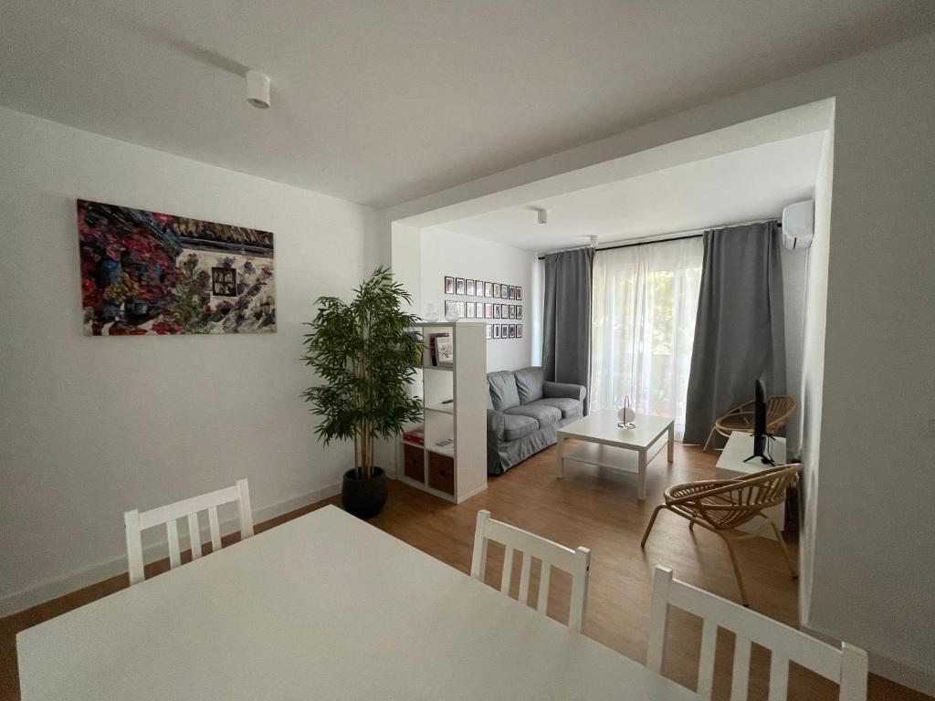 uma sala de estar com uma mesa branca e um sofá em Apartamento Colina B 19. em Córdoba