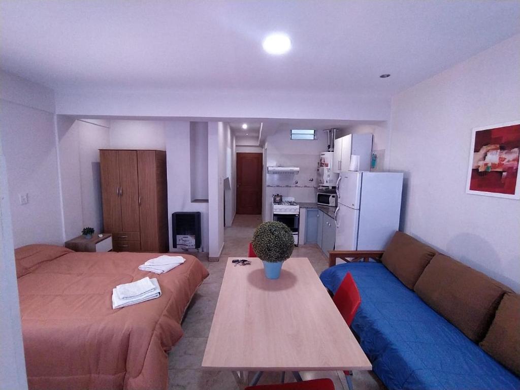 a small living room with a couch and a table at Center Studio 3pax apartamento in Trelew